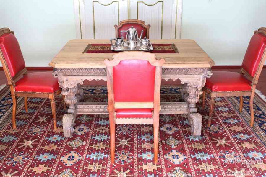 Bohatě řezbovaný stůl Dolfijn z 19. století - foto 7