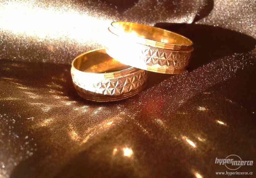 Prodám dva krásné snubní prstýnky ze zlata, váha přes 10,5 g - foto 4