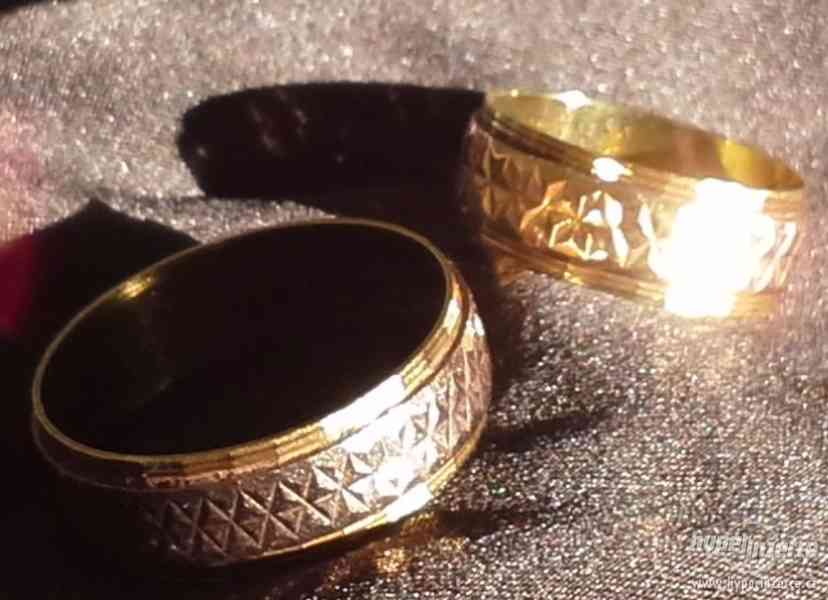 Prodám dva krásné snubní prstýnky ze zlata, váha přes 10,5 g - foto 5
