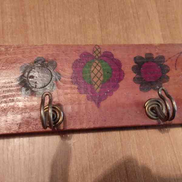 malovaný dřevěný věšák - foto 2