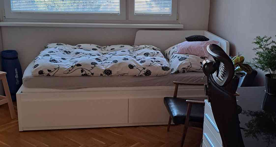 Rozkládací postel IKEA FLEKKE se dvěma zásuvkami