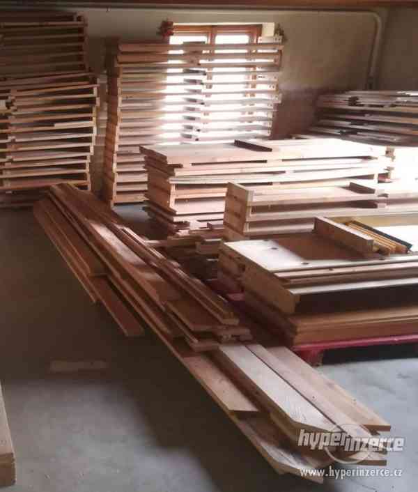 Prodej masivních regálů dřevo - foto 11