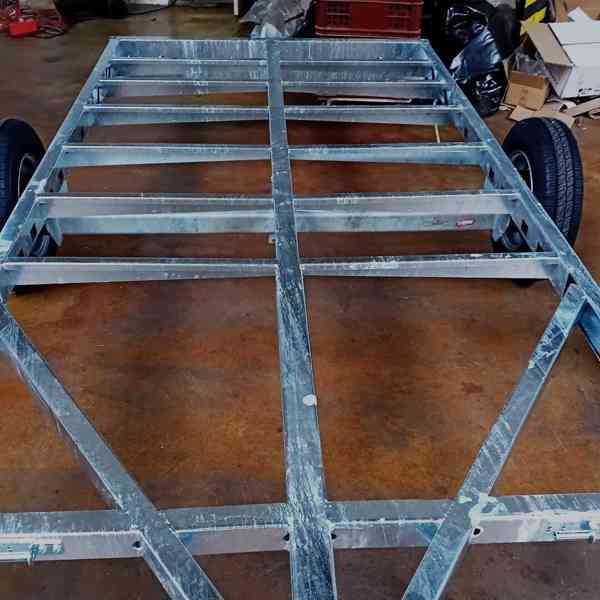 Nový brzděný vozík 1300Kg, 2,65mx1,30,+bočnice +plachta, DPH - foto 15