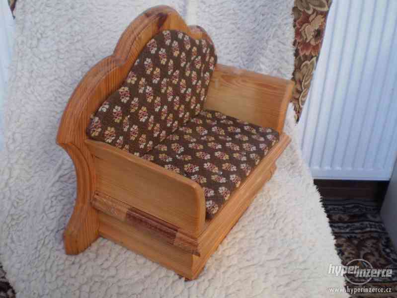 Dřevěné očalouněné sofa pro panenky - foto 2