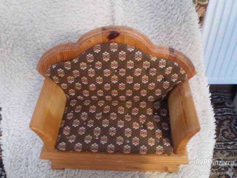 Dřevěné očalouněné sofa pro panenky - foto 4