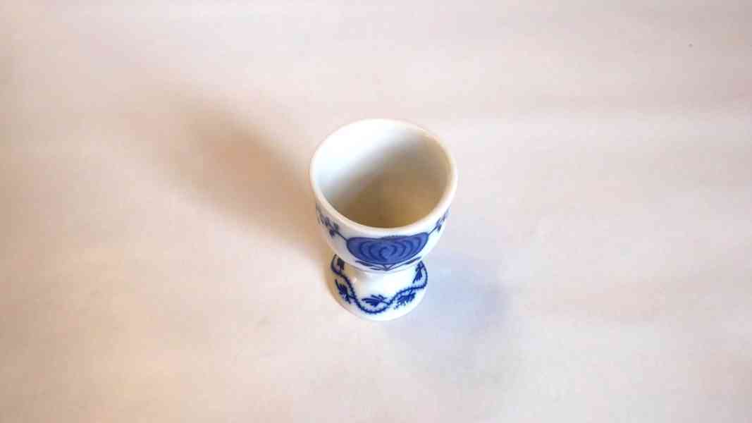 T006_ Kalíšek na vajíčko, cibulák, porcelán, retro  - foto 2