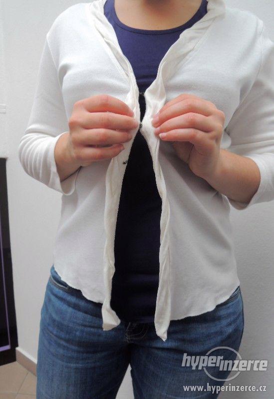Letní bílý svetřík s hedvábným ozdobným okrajem - foto 2