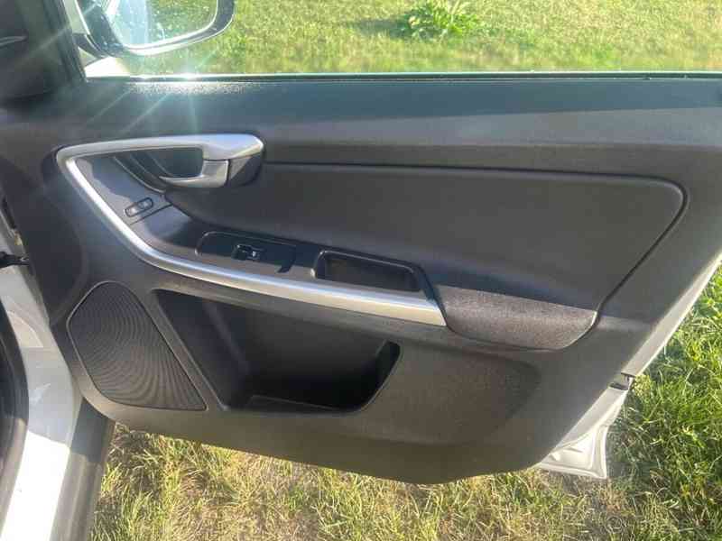 Volvo XC60 2,0   s naftovým motorem D3 - foto 10
