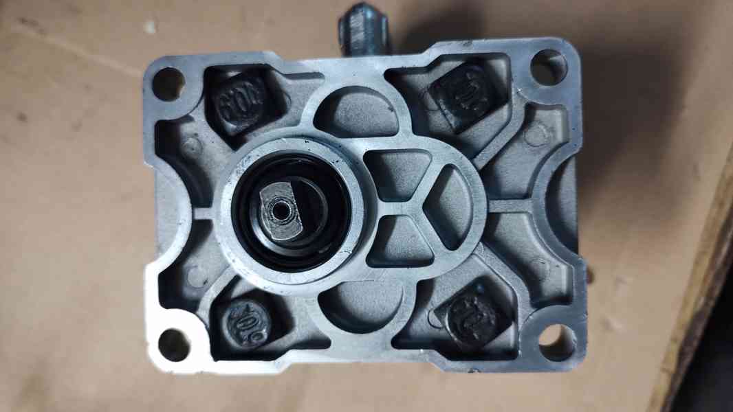 Čerpadlo hydraulické na štípač dříví 8 až 14 tun – NOVÉ - foto 4