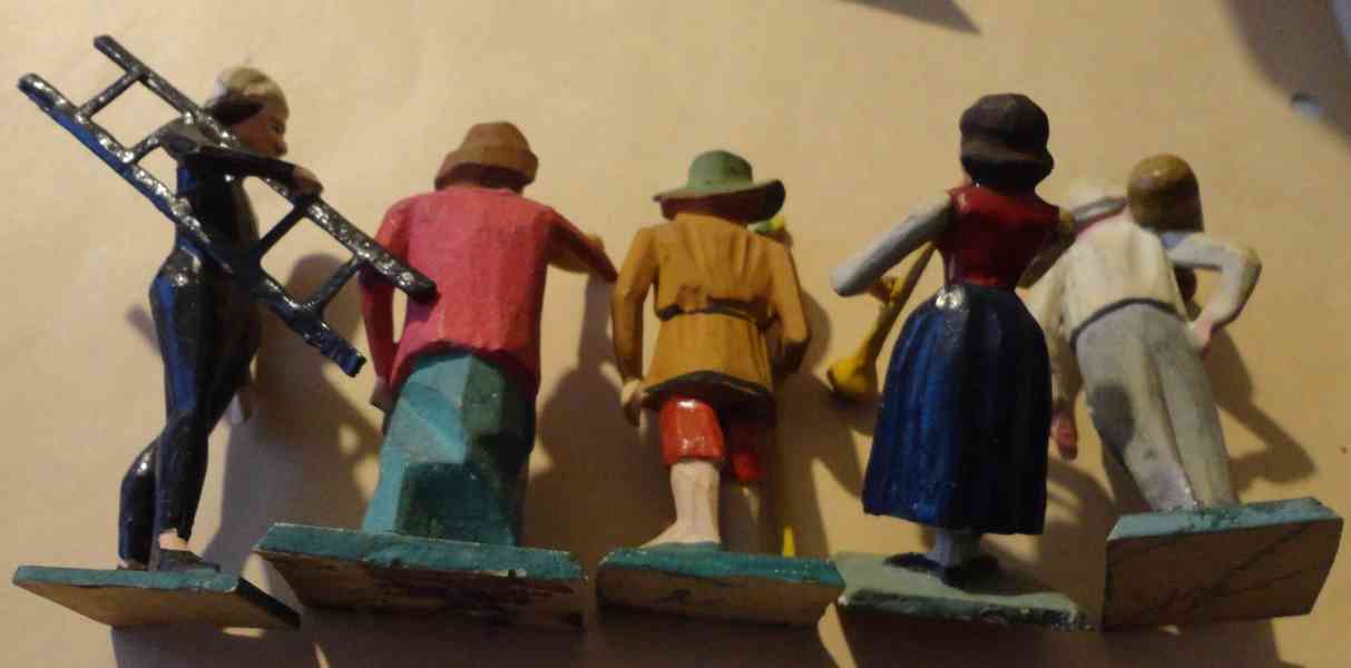 Starý dřevěný betlém - foto 2