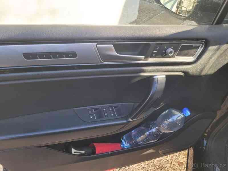 Volkswagen Touareg 3,0   TDi V6 193kw 4M R-LINE - foto 20