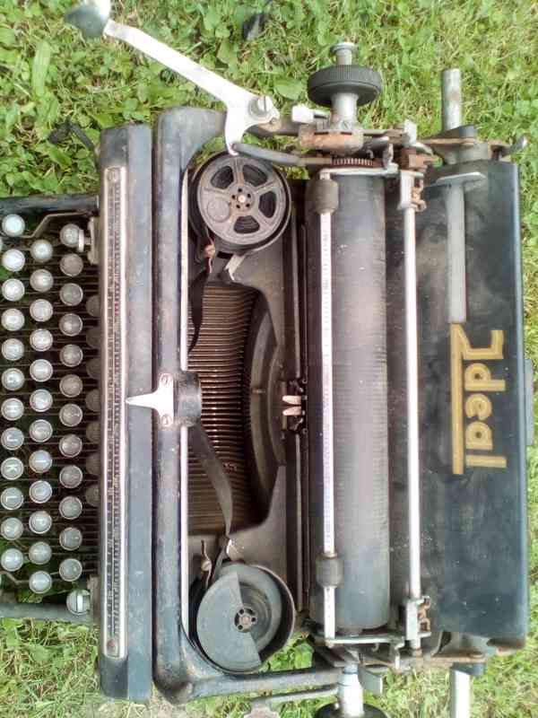 Ideál (starý psací stroj) - foto 2