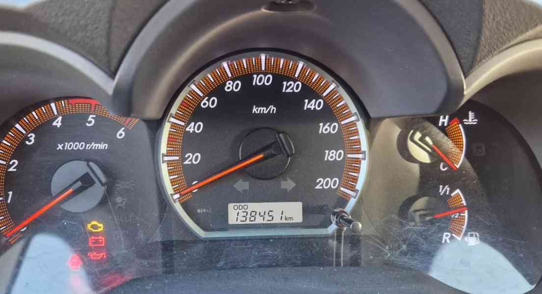 Toyota Hilux 2,5D4D 4x4 106kw - foto 6
