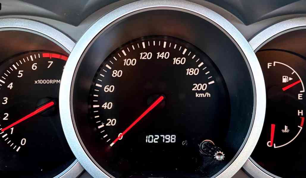 Suzuki Grand Vitara 2.0i Club 4x4 benzín 103kw - foto 15