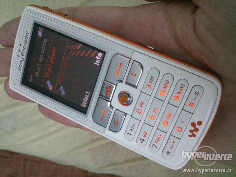 Prodám Sony Ericsson W800i - foto 1