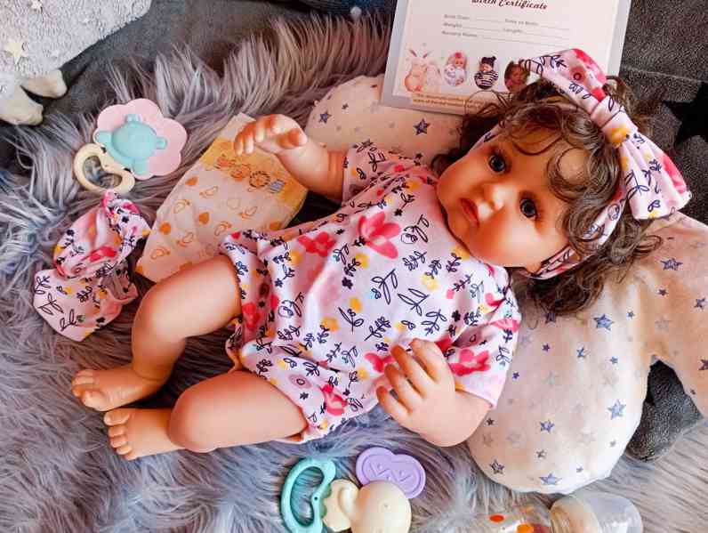 Realistická Reborn panenka kudrnatá holčička  - foto 9