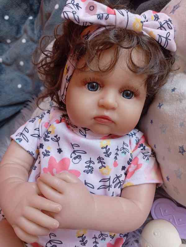 Realistická Reborn panenka kudrnatá holčička  - foto 3