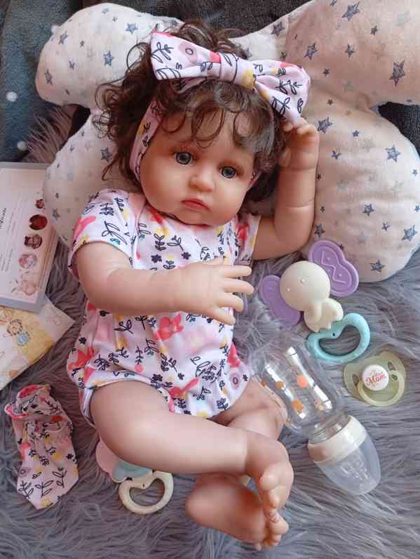 Realistická Reborn panenka kudrnatá holčička  - foto 7