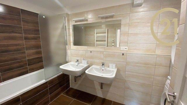 PRONÁJEM NEZAŘÍZENÉHO BYTU 3+KK 83 M2 +LODŽIE 8M2 - foto 3