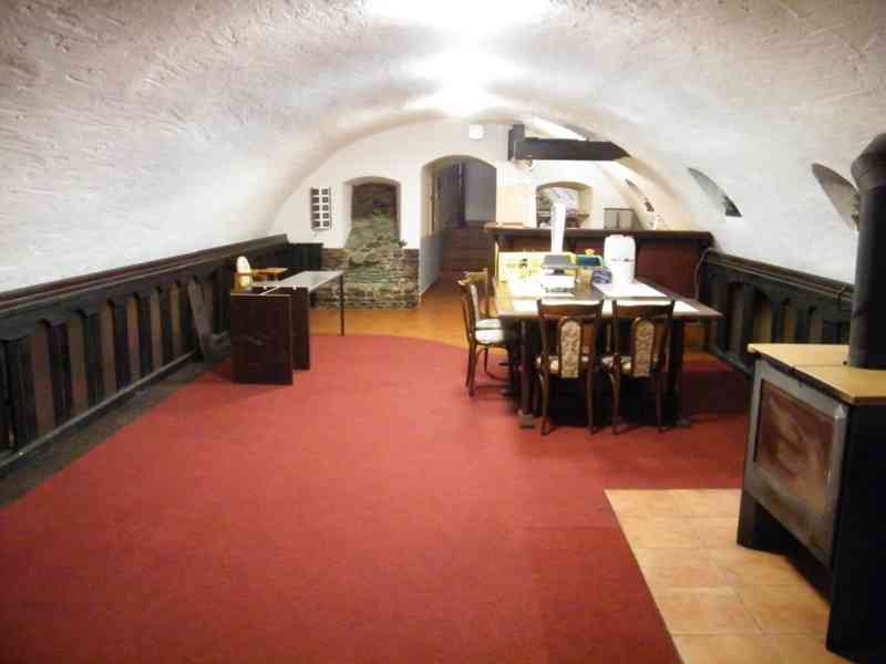 Pronájem komerčních prostor na náměstí v Sušici - foto 2