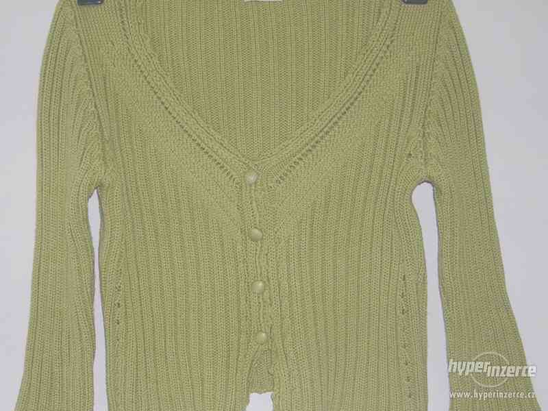 krátký zelený svetřík s tříčtvrtečními rukávy - foto 1