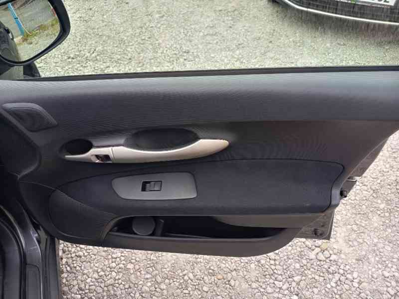 TOYOTA Auris 1,4D-4D Comfort ČR - foto 16