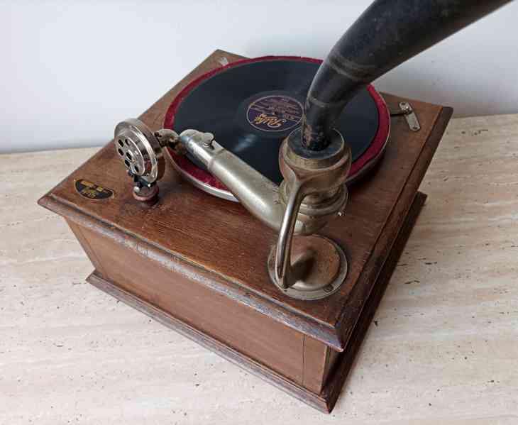 Starožitný salonní gramofon na kliku s troubou značky Pathé  - foto 5