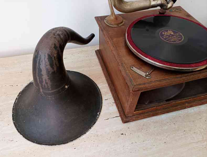 Starožitný salonní gramofon na kliku s troubou značky Pathé  - foto 9
