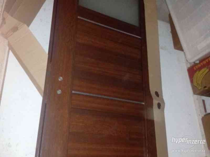 Prodám interiérové dveře 70 cm, pravé i s obložkama - foto 2