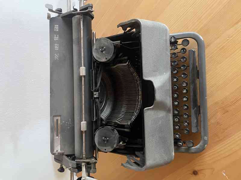 Starý psací stroj Zeta – retro / sběratelský