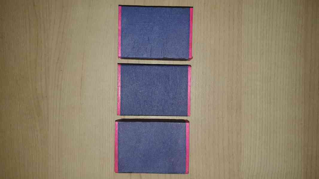 Staré dýhované krabičky se zápalkami.  - foto 2