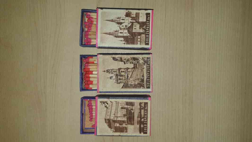 Staré dýhované krabičky se zápalkami. 