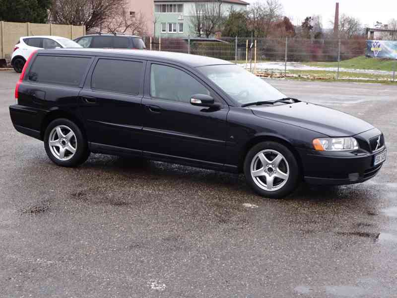 Volvo V70 2.4 D5 Combi r.v.2006 (stk:12/2026) 136 kw - foto 2