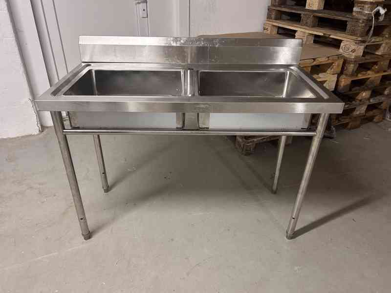 Nerezový stůl – dva dřezy