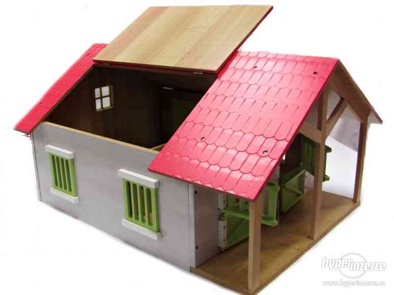 Dřevěná stáj pro koně s otevírací střechou a dveřmi - foto 1