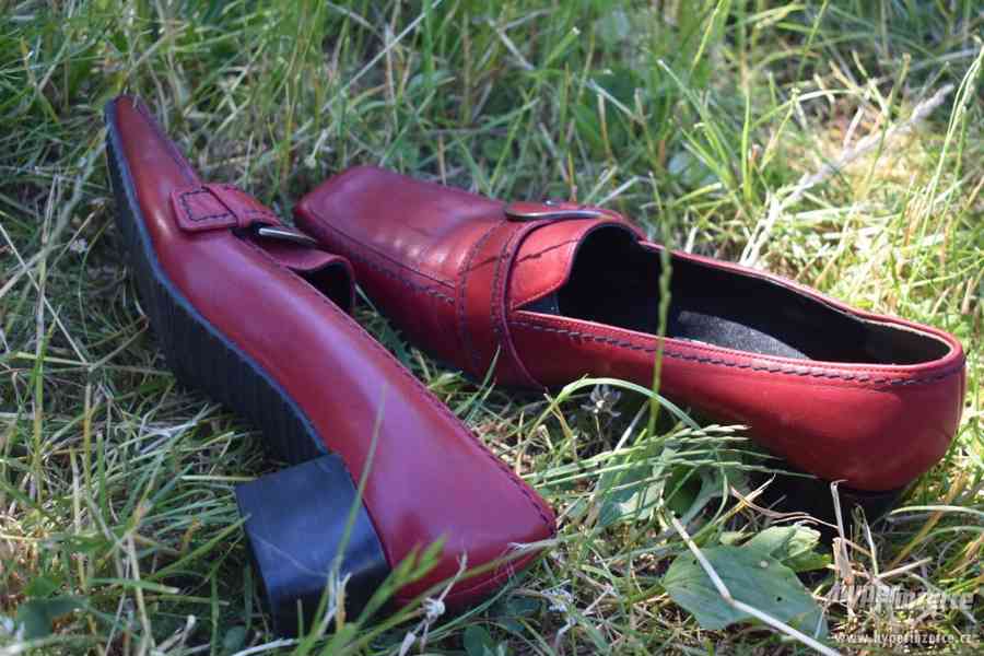 Červené boty s přeskou. Luxusní provedení. Cena 1590 kč. Zn. - foto 1