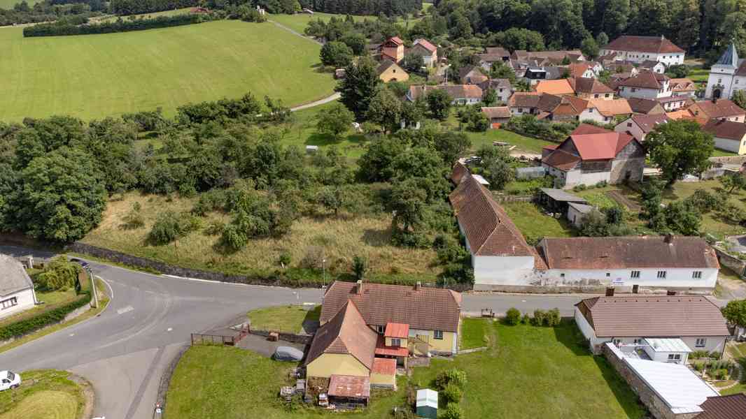 Prodej domu se stodolou a garáží na okraji obce Žihobce - foto 11