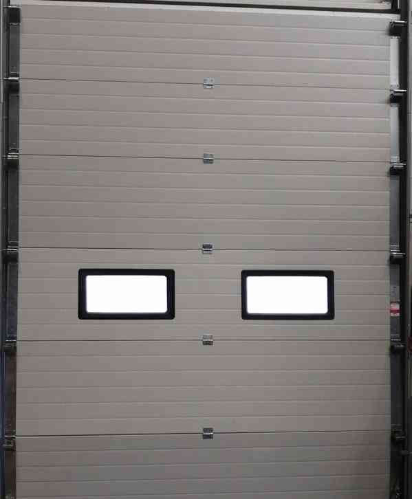 sekční garážová (průmyslová) vrata (lamely + kování) na ND - foto 3