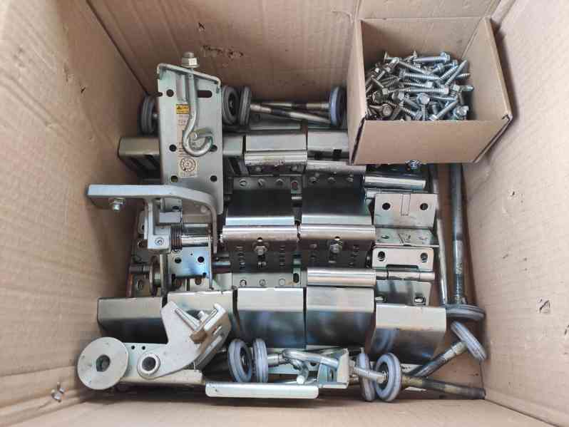 sekční garážová (průmyslová) vrata (lamely + kování) na ND - foto 8