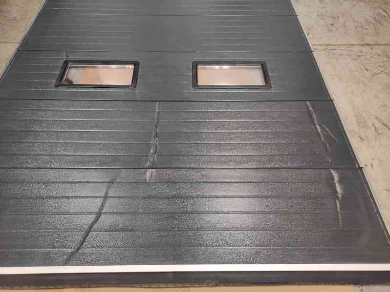 sekční garážová (průmyslová) vrata (lamely + kování) na ND - foto 2