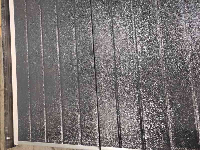 sekční garážová (průmyslová) vrata (lamely + kování) na ND - foto 7