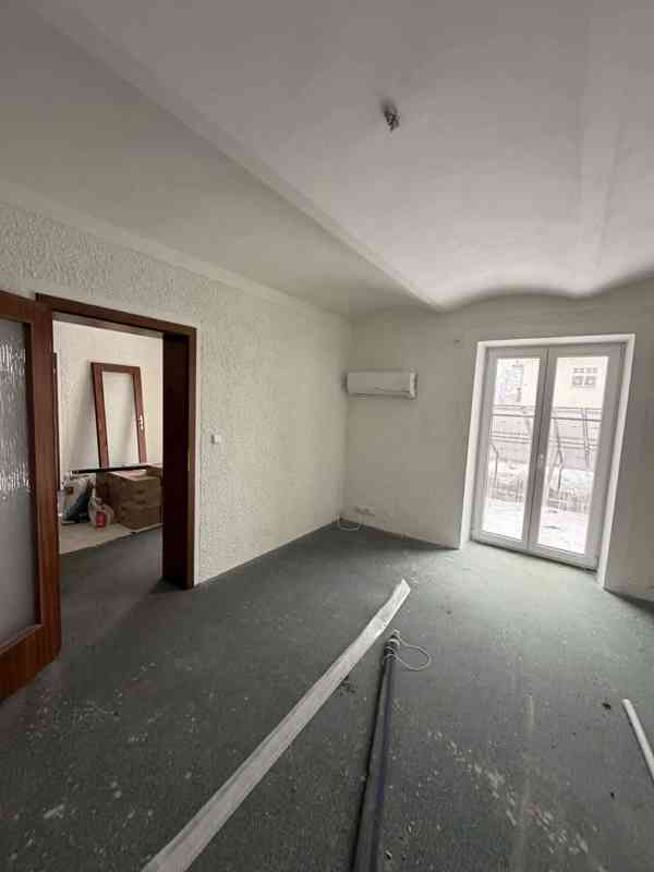 Nadstandartní vila 6 bytů a 7 kanceláří - foto 39