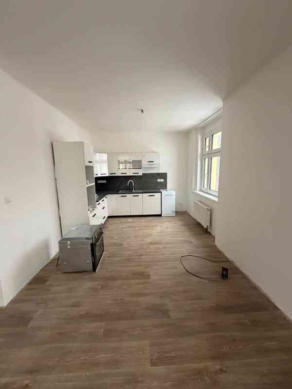 Nadstandartní vila 6 bytů a 7 kanceláří - foto 16