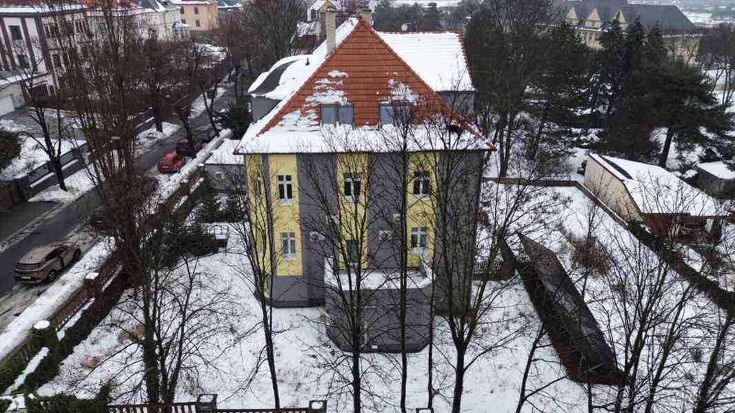 Nadstandartní vila 6 bytů a 7 kanceláří - foto 2