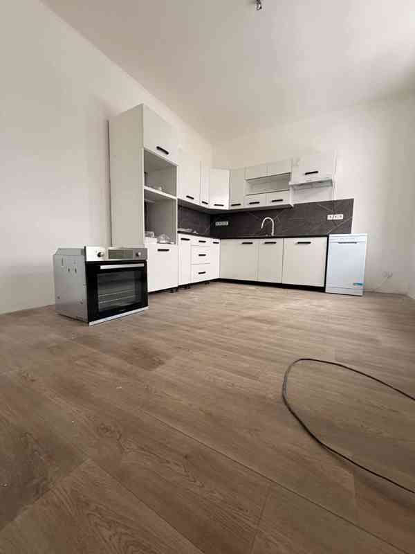 Nadstandartní vila 6 bytů a 7 kanceláří - foto 23