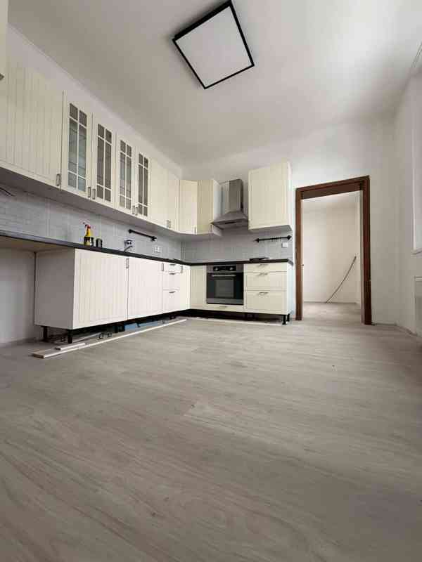 Nadstandartní vila 6 bytů a 7 kanceláří - foto 40