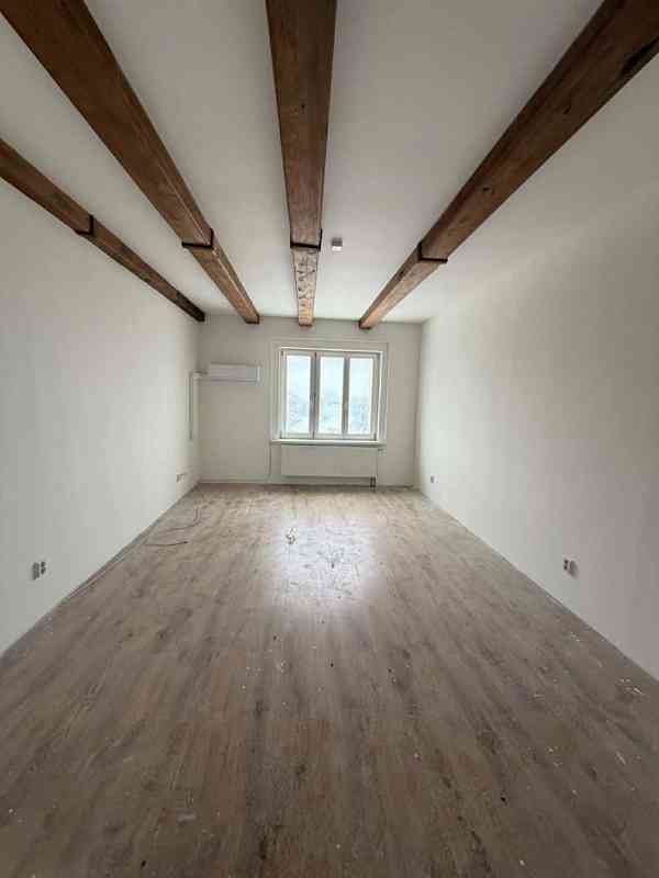 Nadstandartní vila 6 bytů a 7 kanceláří - foto 27