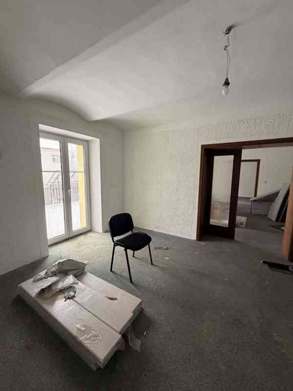 Nadstandartní vila 6 bytů a 7 kanceláří - foto 43