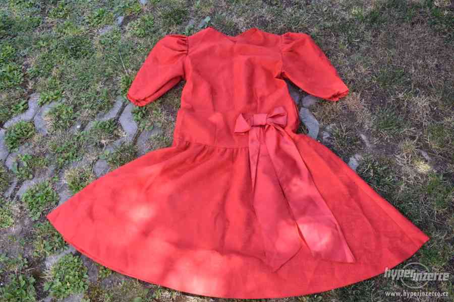 Červené šaty.