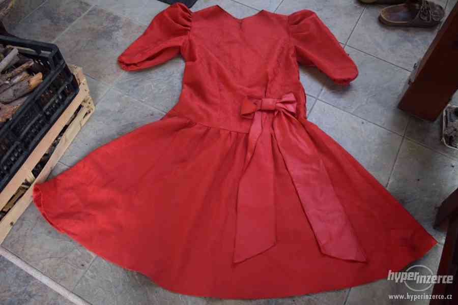 Červené šaty. - foto 2